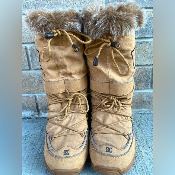 Vintage DC Winter Boots 🥾 - Picture 2 of 3